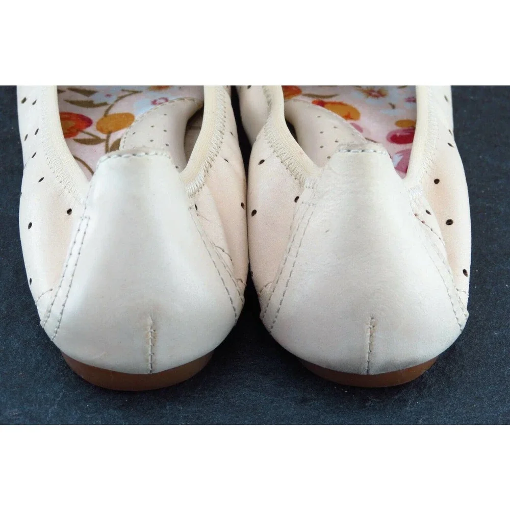 Born Size 5 M Beige Round Toe‎ Ballet Flats Leather Women